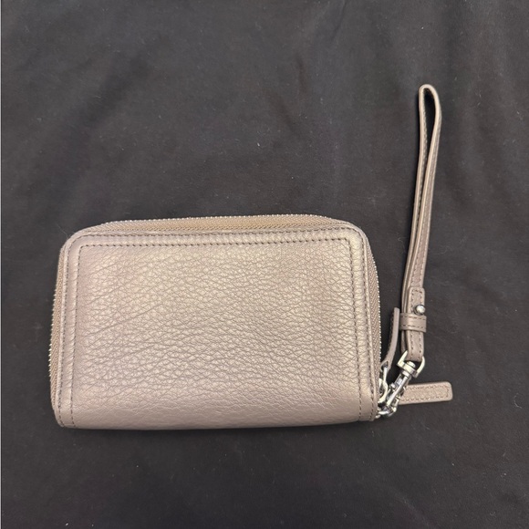 Vince Camuto wallet with wristband - Picture 4 of 4